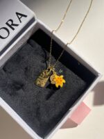 ⁦Glowing flower necklace Original⁩ - الصورة ⁦2⁩